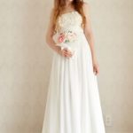 Vestido de novia estilo imperio nueva colección 2021 escote recto corpiño decorado con flores de tela y falda de chifòn suave