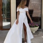 Vestido de novia corte A con escote barco confeccionado en raso