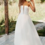 Vestido de novia corte A económico con escote recto confeccionado en organza