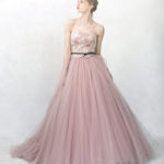 Vestido de novia colorido y económico en rosa polvoriento de organza y encaje con escote corazón