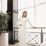 Abito da sposa taglio dritto economico accollato con maniche lunghe fatto in organza