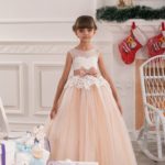 Abito da Cerimonia bambina A-line fatto in tulle e decorato con merletto colore avorio e champagne cintura con fiocco in vita