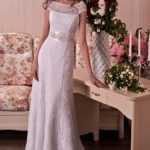 Abiti da sposa Latina, Tendenze sposa 2021 abito completamente in pizzo con scollo a barca, maniche corte e cintura decorata con perline