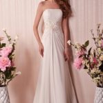 Abiti da sposa Sassari, Abito da sposa romantico e sensuale fatto in chiffon con spalline sottile, scollo dritto con paillettes e strass che impreziosiscono il corpino