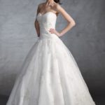 Spectacular tailored princess-style wedding dresses with sweetheart neckline new trends 2021