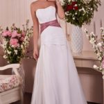 Abito da sposa Forlì nuove tendenze fatto in chiffon con bustino dallo scollo sorriso a vita bassa plissettato con una fascia color rossa antico sulla vita