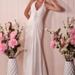 Abito da sposa Siracusa molto elegante tendenze 2021 fatto in chiffon con scollo halter, schiena scoperta