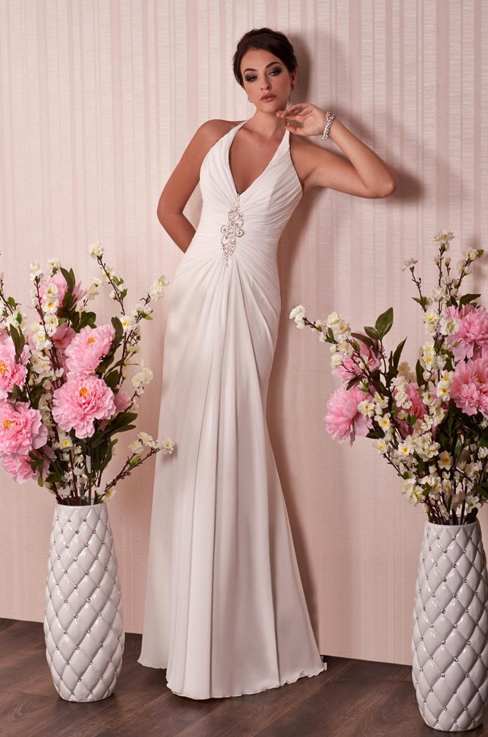 Elegante vestido de novia Siracusa tendencias 2021 realizado en chifòn con  escote halter, espalda descubierta - Sposamore