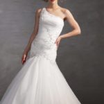 Vestido de novia sirena con decoraciones brillantes colección 2021 confeccionado en satèn y tul