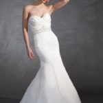 Elegante vestido de novia sirena con escote corazón y corpiño drapeado en diagonal, elaborado en satèn de línea sinuosa y entallada