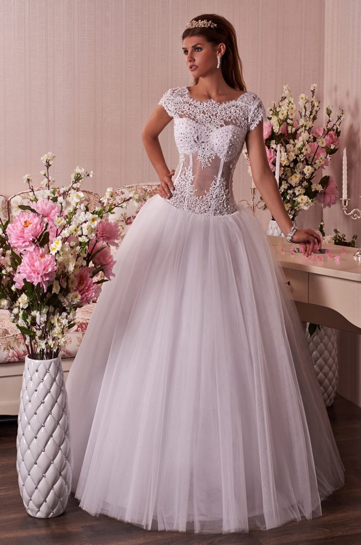 Vestidos de novia baratos estilo princesa, confeccionados en satèn y tul  con escote en V y un bustier bordado con encajes, pedrería y perlas -  Sposamore