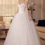 Custom made princess-style online bustier wedding dress in tulle featuring a sweetheart neckline