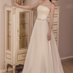 Abito da sposa classico molto delicato ed elegante in raso seta e organza della collezione 2021