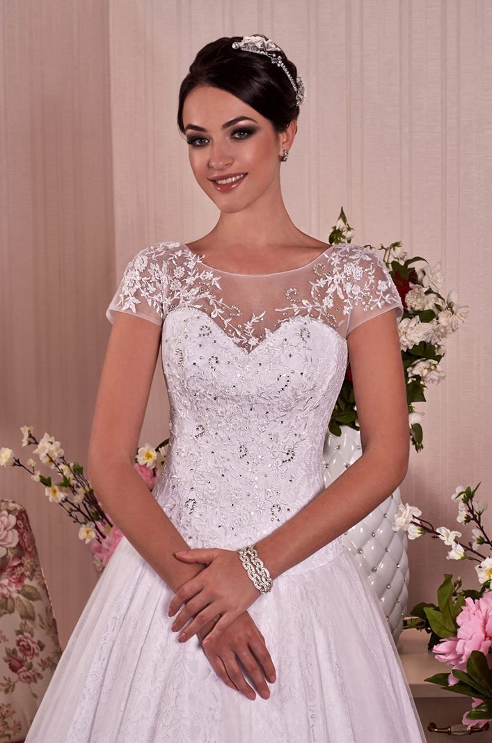 Vestido de novia clásico muy elegante en tul con aplicaciones de encaje de  corte A, precio econòmico de la colección 2021 - Sposamore