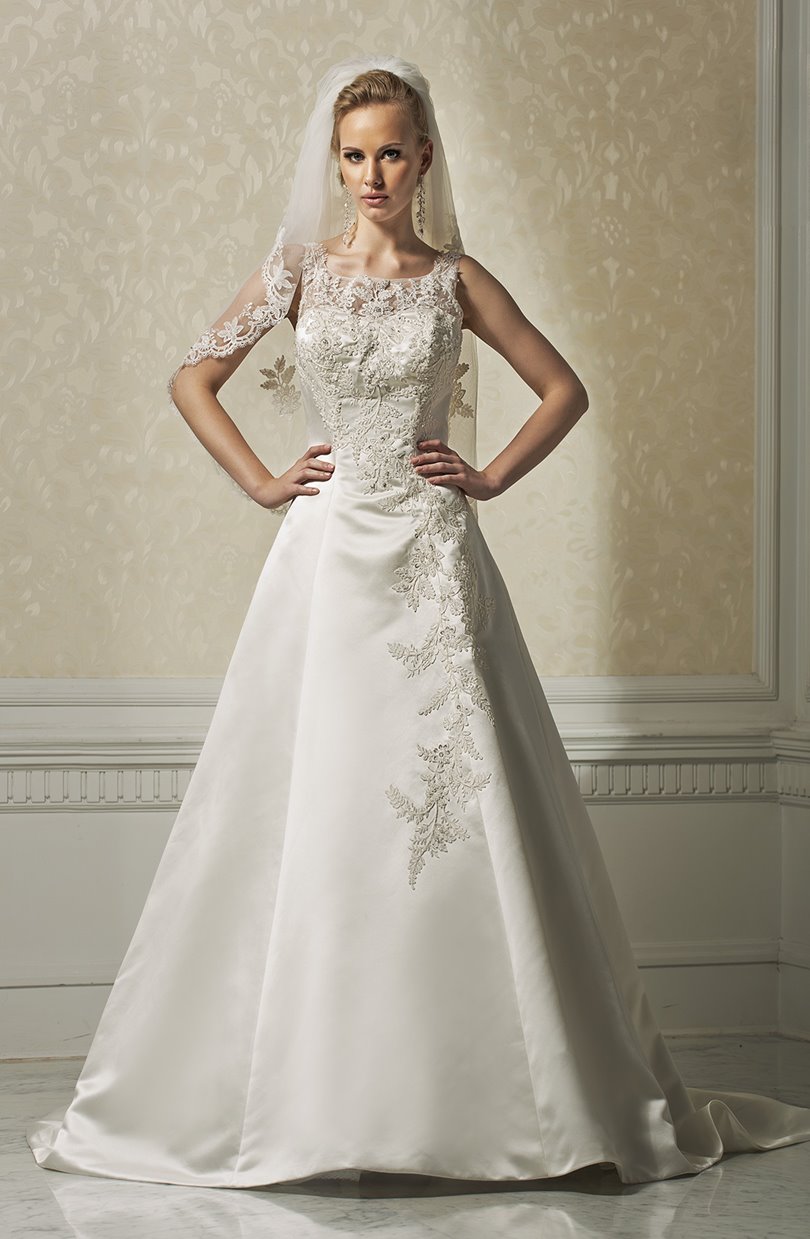 Vestido de novia colección 2021 a venta online realizado en satèn con aplicaciones de encaje - Sposamore