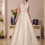 Abito da sposa colore avorio stile A line stretto sul bustino e si allarga leggermente dalla vita in giù, corpetto dallo scollo a V