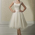 Catálogo 2021 Vestido de novia corto confeccionado en satèn con aplicaciones de encaje y perlas