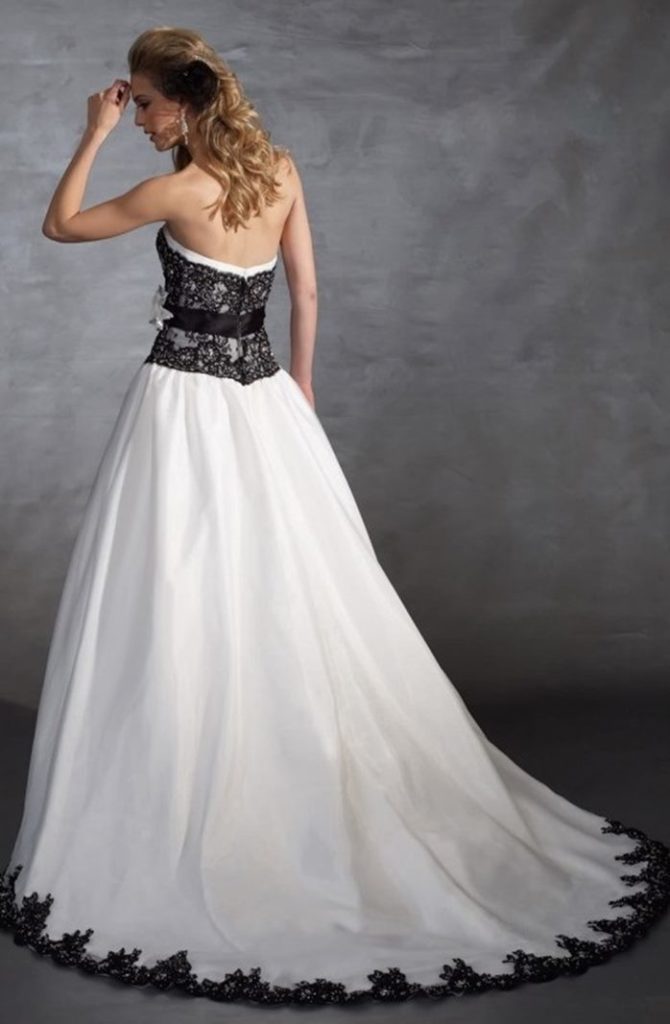 Abito da sposa da principessa bianco e nero con corpetto di scollo dritto in pizzo e decorazioni Abito da sposa da principessa bianco e nero con corpetto di scollo dritto in pizzo e decorazioni