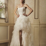 Vestido de novia dos en uno con corpiño semirrígido decorado con encaje y adornado con piedras brillantes y lentejuelas