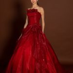 Abito da sposa e cerimonia romantico colore borgogna stile principessa in organza, corpetto di scollo dritto decorato con fiori di stoffa