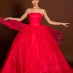 Vestido rojo de boda y ceremonia estilo princesa confeccionado en satèn y organza