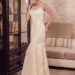 Abito da sposa elegante stile sirena, Milano, fatto in raso e pizzo con spalline e corpetto impreziosito da una cintura con fiocco