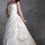 Wedding dress in outlet offer made of satin with a semi-rigid sweetheart neckline embellished with beads and sequins