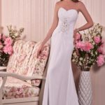 Abito da sposa molto sensuale ed elegante in chiffon con corpetto dallo scollo a cuore drappeggiato con decorazioni di pizzo e pietre scintillanti