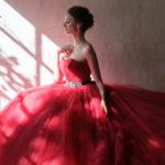Abito da sposa principessa rosso collezione sposa 2021 con gonna di tulle vaporosa ed ampia di strascico corto