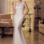 Vestido de novia romántico y sensual confeccionado en satèn de seda con aplicaciones de encaje y pedrería