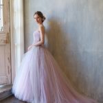 Vestido de novia rosa antiguo realizado en tul corpiño drapeado con escote corazón y aplicaciones de encaje con perlas