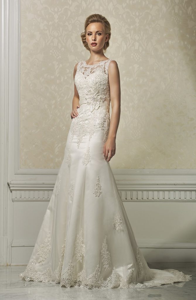 Abito da sposa scivolato con scollo rotondo e spalline ricamate ...