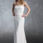 Vestido de novia sencillo y elegante para boda civil a precio económico hecho en chifòn con escote corazón y decoraciones de pedrería y lentejuelas