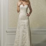 Vestido de novia sencillo, corte evasè  con escote corazón realizado en satèn y tul con aplicaciones de encaje de la colección 2021