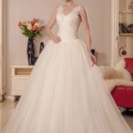 Princess-style wedding dress 2021 collection, tight bodice with straps and V-neck embellished with lace, sequins and beads