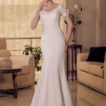 Vestido de novia estilo sirena muy sensual realizado en satèn de línea limpia decorado con aplicaciones de encaje