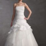 A-line-style wedding dress embellished with sequins and beads, semi-rigid bodice with straight neckline