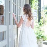 Shabby Chic style wedding dress with a vintage flavor suitable for a beach wedding made in macramé lace