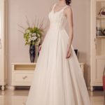 Vestido de novia de corte A de línea limpia con tirantes y escote en V, busto decorado con encaje y perlas, falda ancha de organza