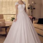 Abito da sposa su misura online made in italy stile principessa, realizzato in raso e tulle con scollo a cuore e bustino drappeggiato