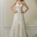 Catalogo 2021 abito da sposa fatto in raso e tulle con applicazioni di pizzo rebrodè decorato con punti luci