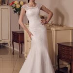 Elegante abito da sposa stile sirena dalla nuova collezione 2021 con spalline trasparenti