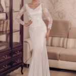 Elegante y sensual vestido de novia de invierno con mangas largas de encaje que crean efecto tattoo, busto de escote en V