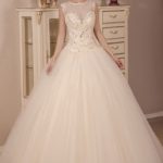 Descuentos en vestidos de novia a la medida estilo princesa, confeccionados en satèn y tul con escote corazón y corpiño bordado con encajes, pedrería y perlas