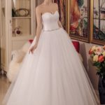 Vestido de novia princesa en satèn y tul con busto plisado con copas acolchadas, un importante cinturón joya en la cintura