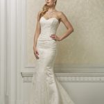 Elegantìsimo vestido de novia estilo sirena con escote corazón realizado en satèn y tul con aplicaciones de encaje