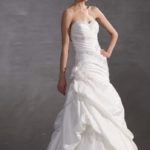 Elegante y sensual vestido de novia estilo sirena con escote corazón confeccionado en satén, bustier drapeado semirrígido y preformado