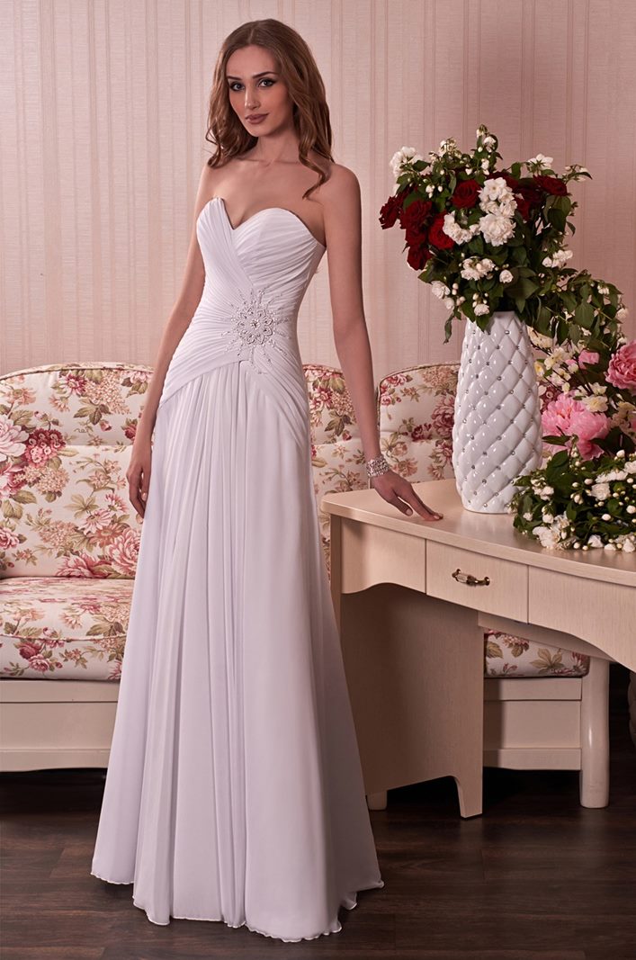 Vestidos de novia Udine, Elegante y sencillo vestido de novia corte A para  boda civil con busto drapeado y escote corazón - Sposamore