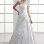 Abiti da sposa vecchie collezioni, vestito sposa in raso con corpetto drappeggiato senza maniche