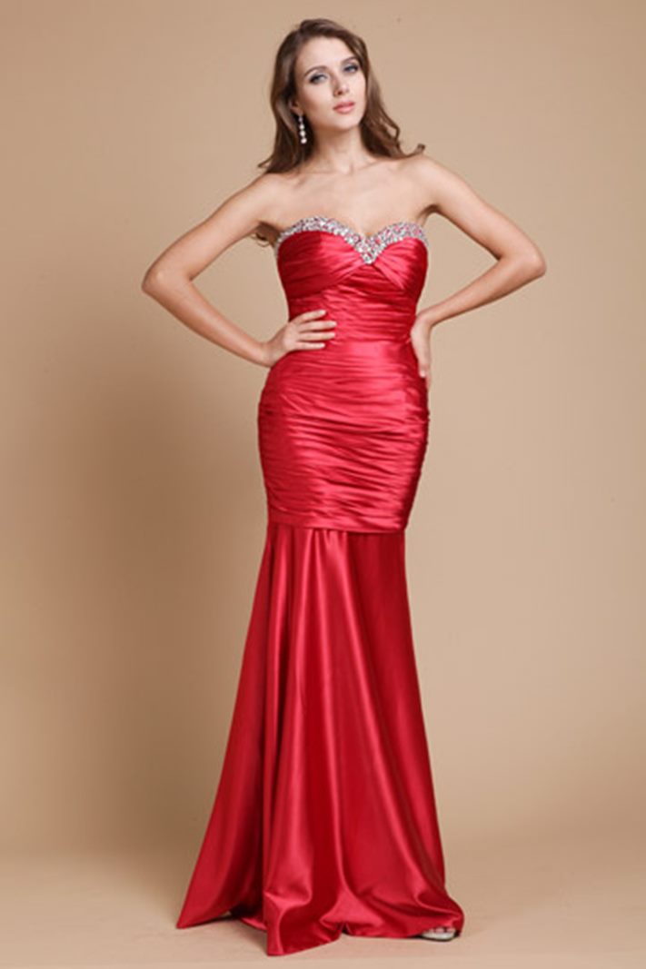 Elegante vestido largo rojo confeccionado en de seda con busto y drapeado